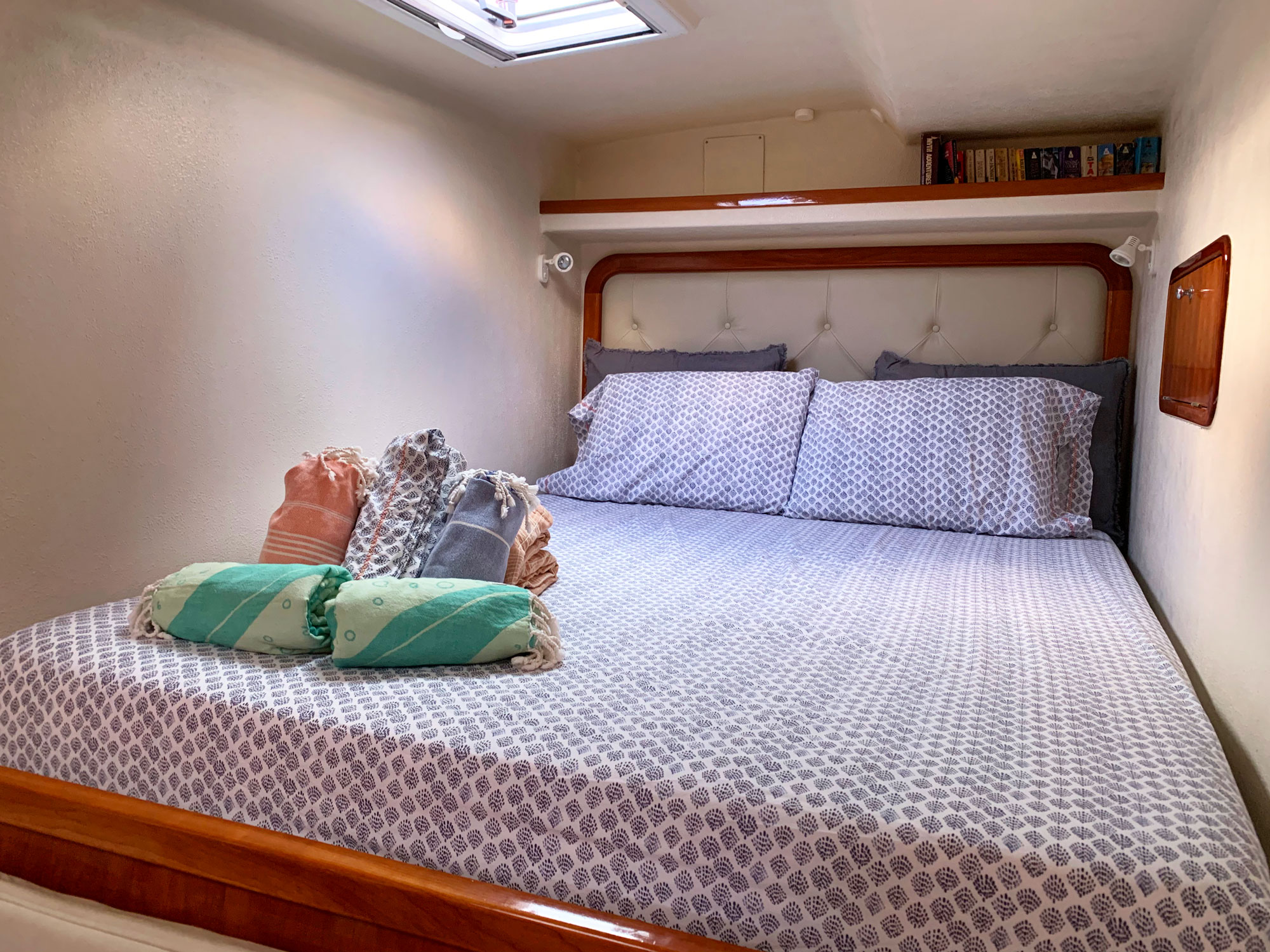 from-masthead Queen size bed with towels and sheets provided